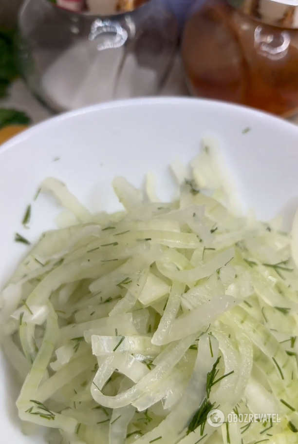 Pickled onions with vinegar