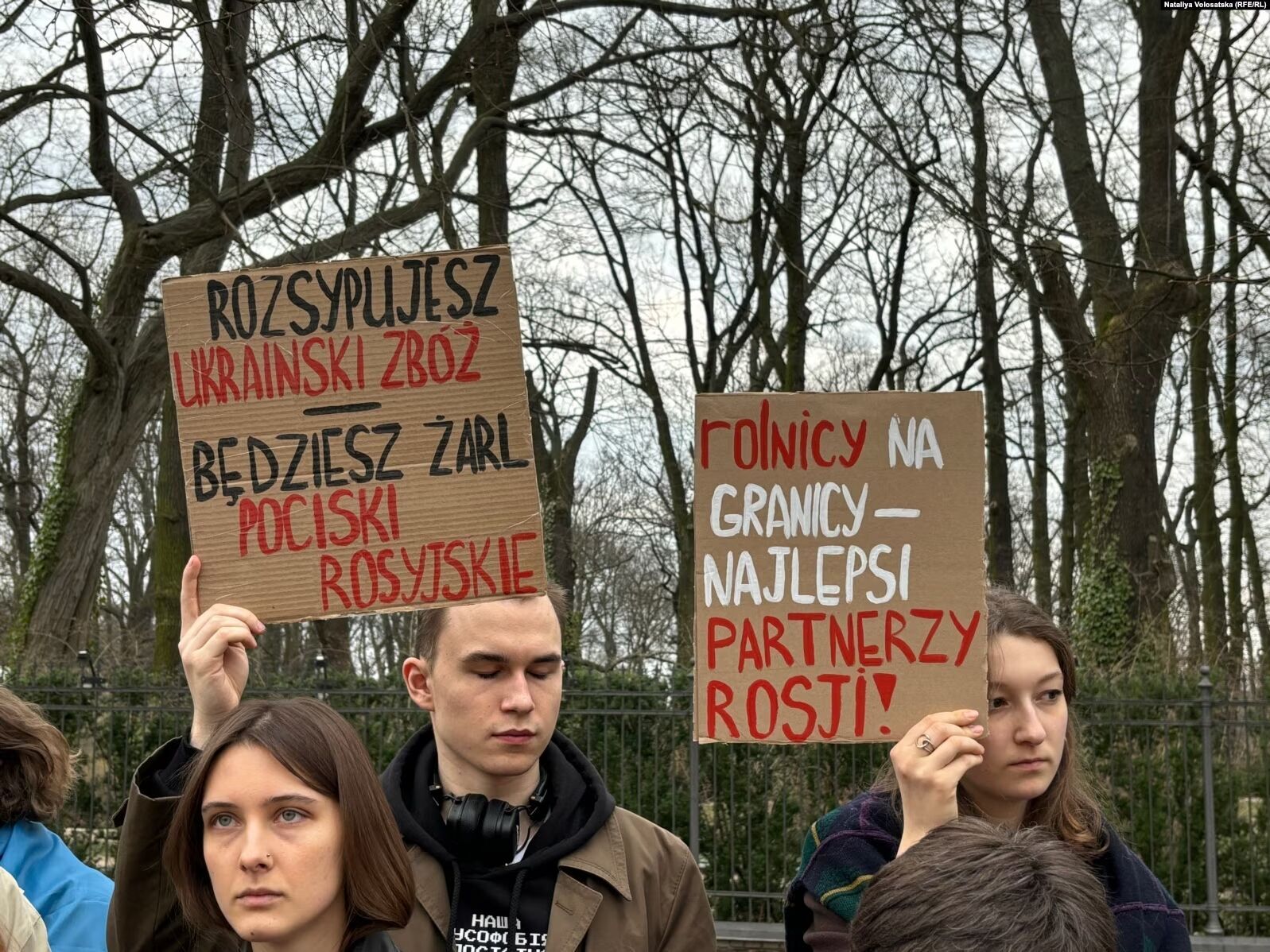 ''Granica - linia życia'': w Warszawie protestowano przeciwko blokadzie granicy z Ukrainą. Zdjęcia