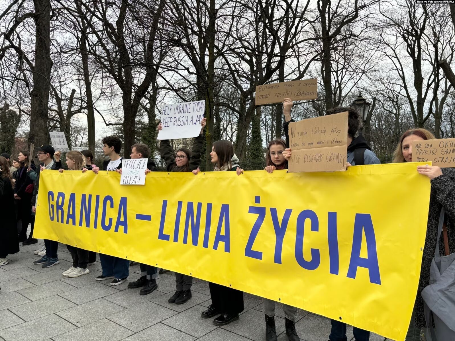 ''Granica - linia życia'': w Warszawie protestowano przeciwko blokadzie granicy z Ukrainą. Zdjęcia