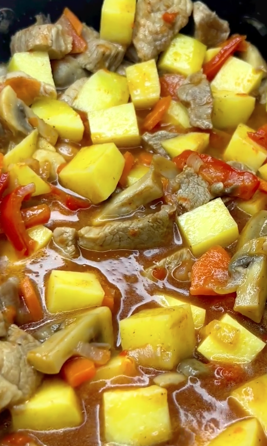 Potatoes with onions, meat and vegetables