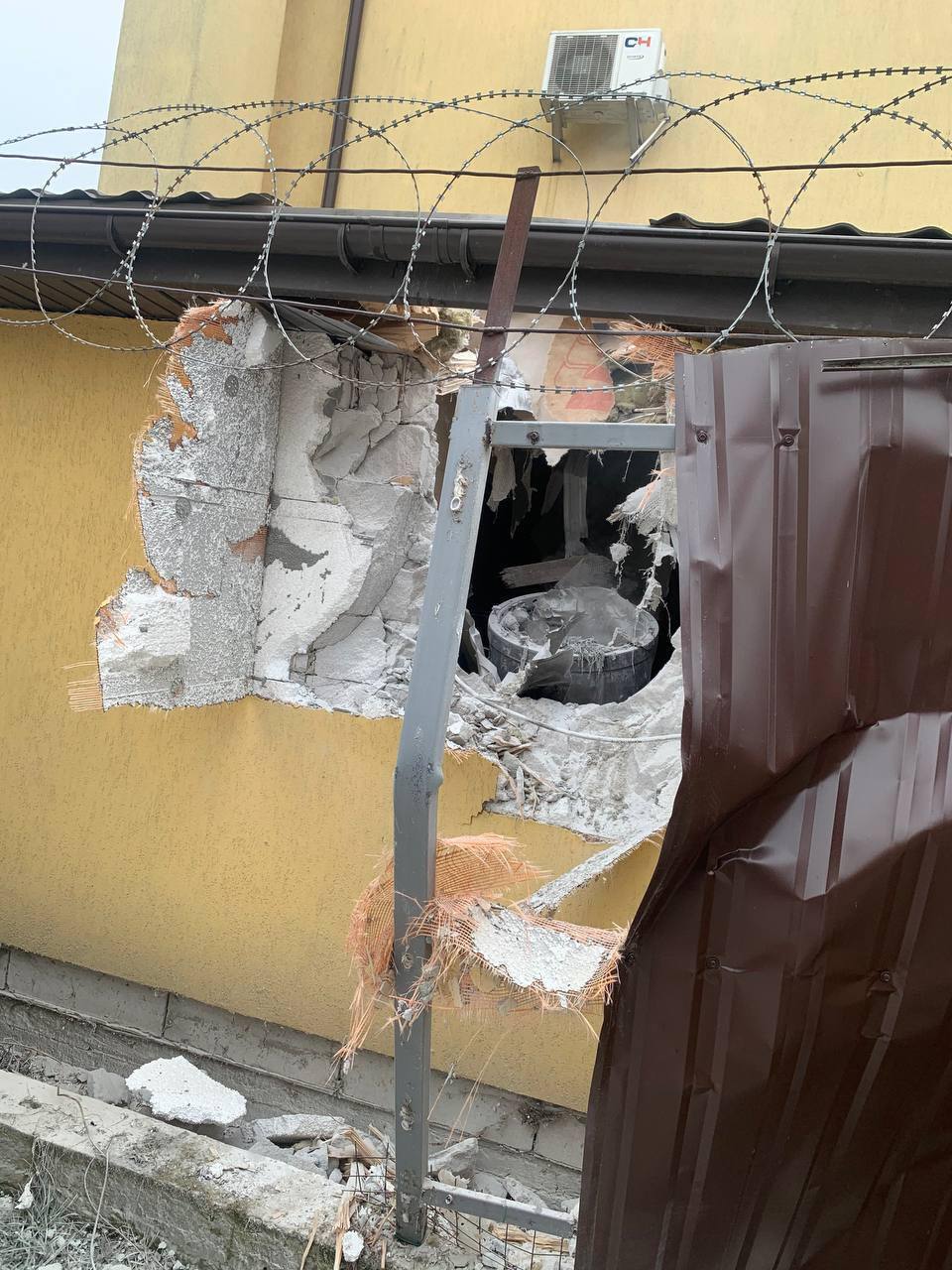 Fragment rakiety uderza w prywatny dom w Osokorky, Kijów. Szczegóły i zdjęcia