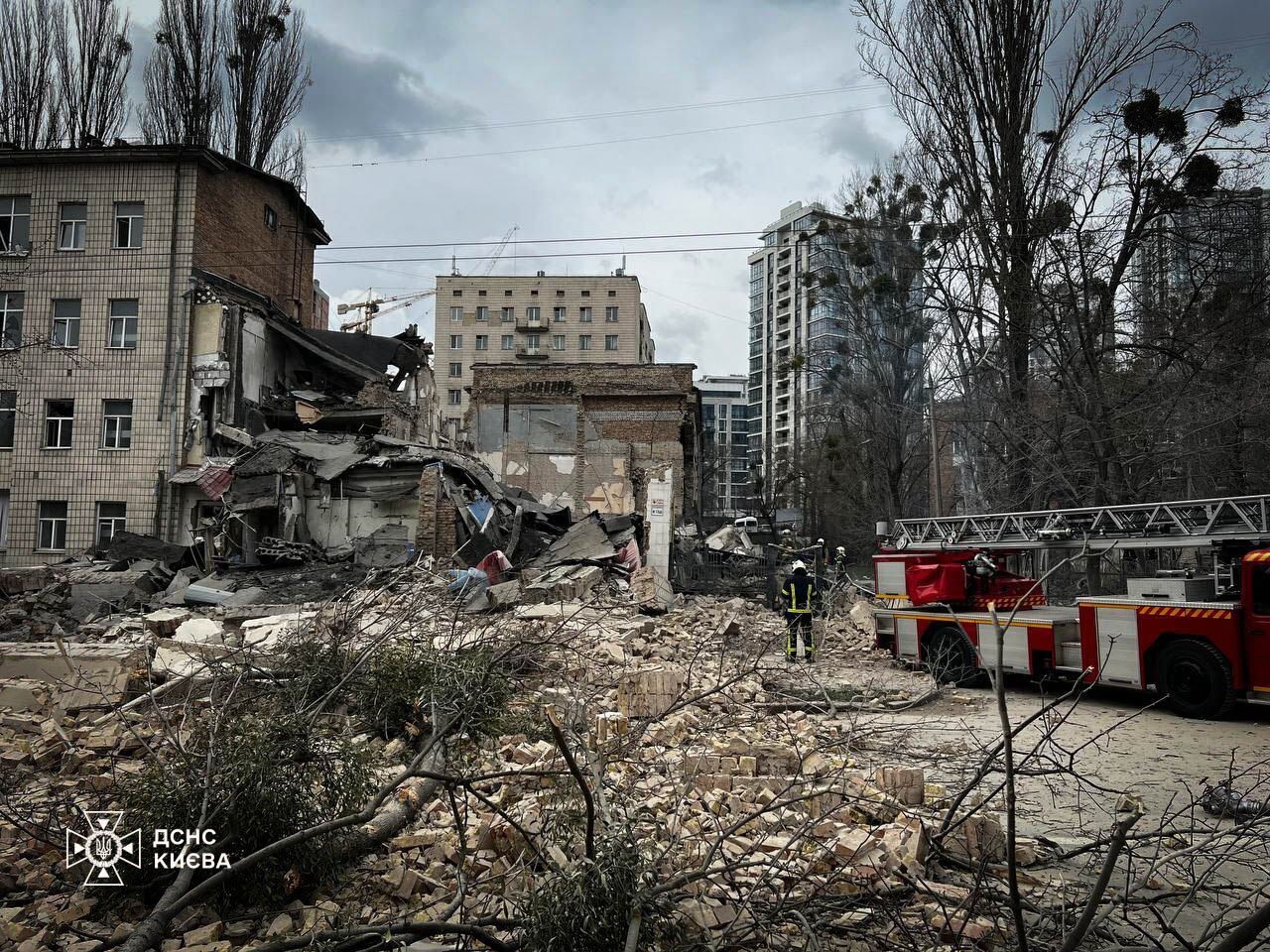 Zniszczona szkolna sala gimnastyczna i droga pokryta cegłami: skutki ataku rakietowego w Peczersku w Kijowie. Zdjęcie