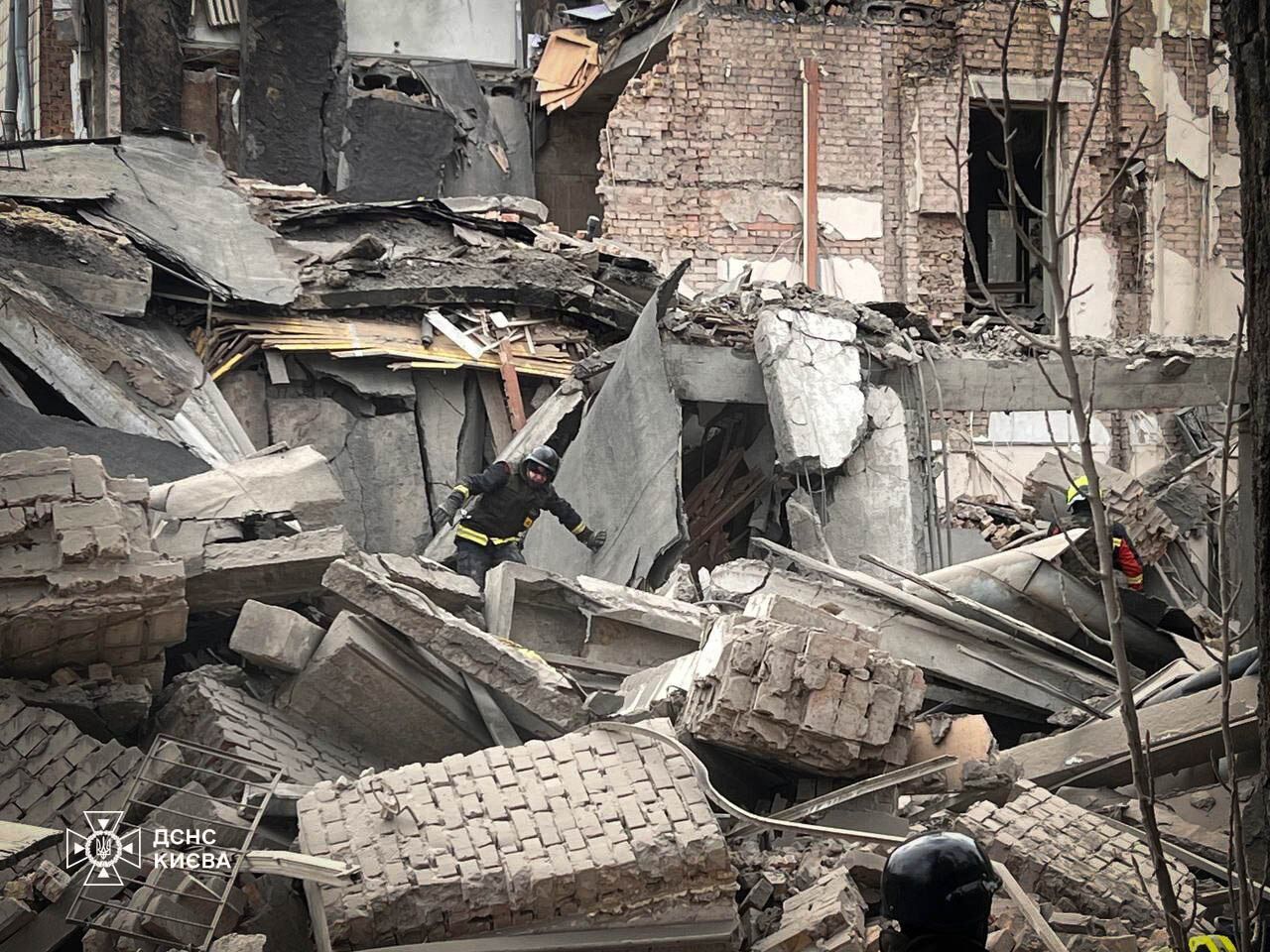 Zniszczona szkolna sala gimnastyczna i droga pokryta cegłami: skutki ataku rakietowego w Peczersku w Kijowie. Zdjęcie