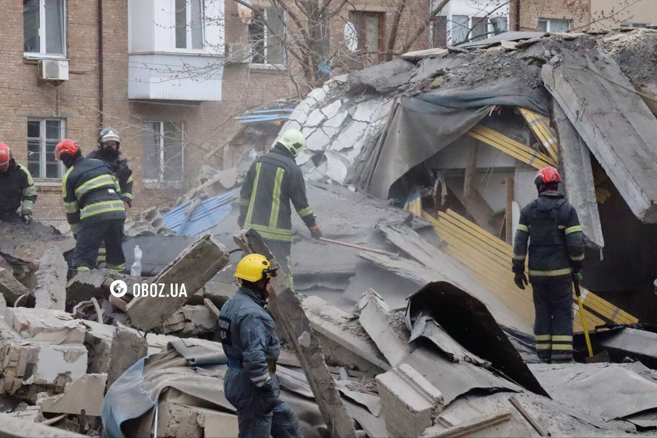 W Kijowie fragment rosyjskiego pocisku zniszczył część budynku Akademii Projektowania im. Bojczuka. Zdjęcia, wideo i szczegóły
