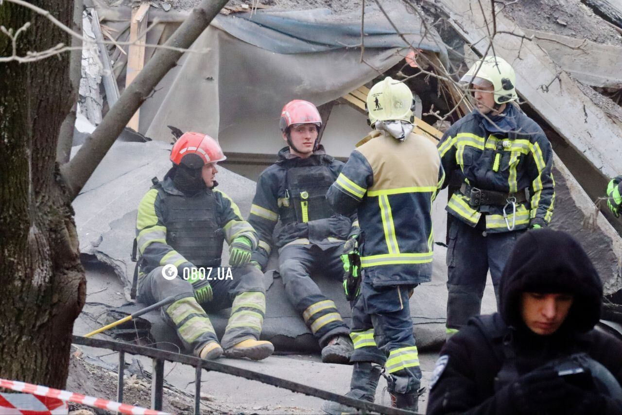 W Kijowie fragment rosyjskiego pocisku zniszczył część budynku Akademii Projektowania im. Bojczuka. Zdjęcia, wideo i szczegóły