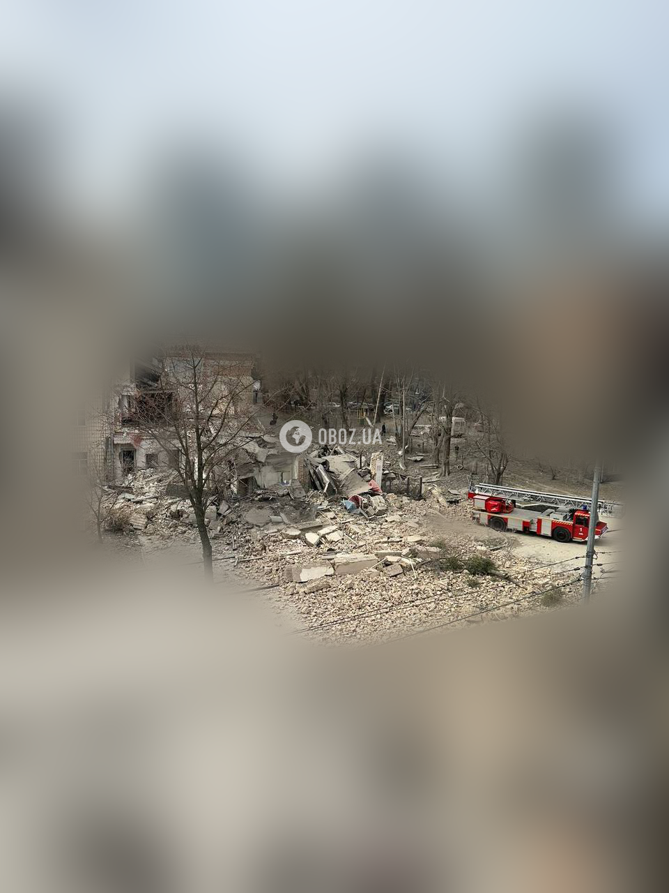 Eksplozje miały miejsce w Kijowie podczas alarmu przeciwlotniczego, powodując szkody i obrażenia. Zdjęcie