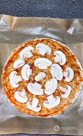 Elementary pizza without dough: made from pita bread