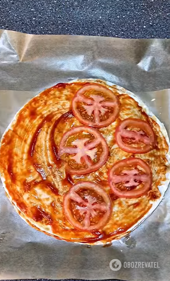 Elementary pizza without dough: made from pita bread
