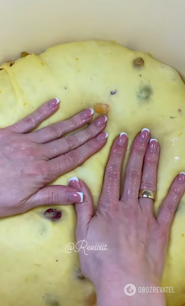 Very fluffy Easter cake with egg yolks only: the dough is porous