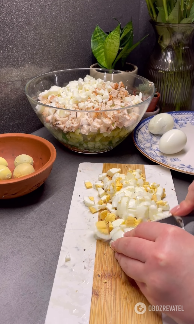 Light spring salad with avocado and chicken breast: how to dress it deliciously