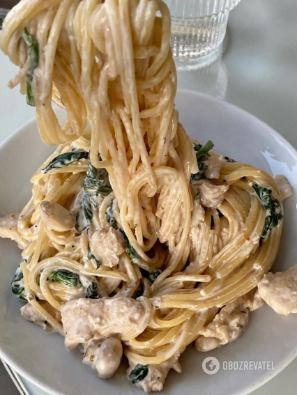 Pasta with chicken, mushrooms and spinach: what to add to the sauce to make the taste harmonious