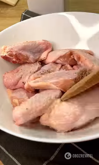Pyszne skrzydełka z kurczaka w skórce: gotowane bez piekarnika i grilla