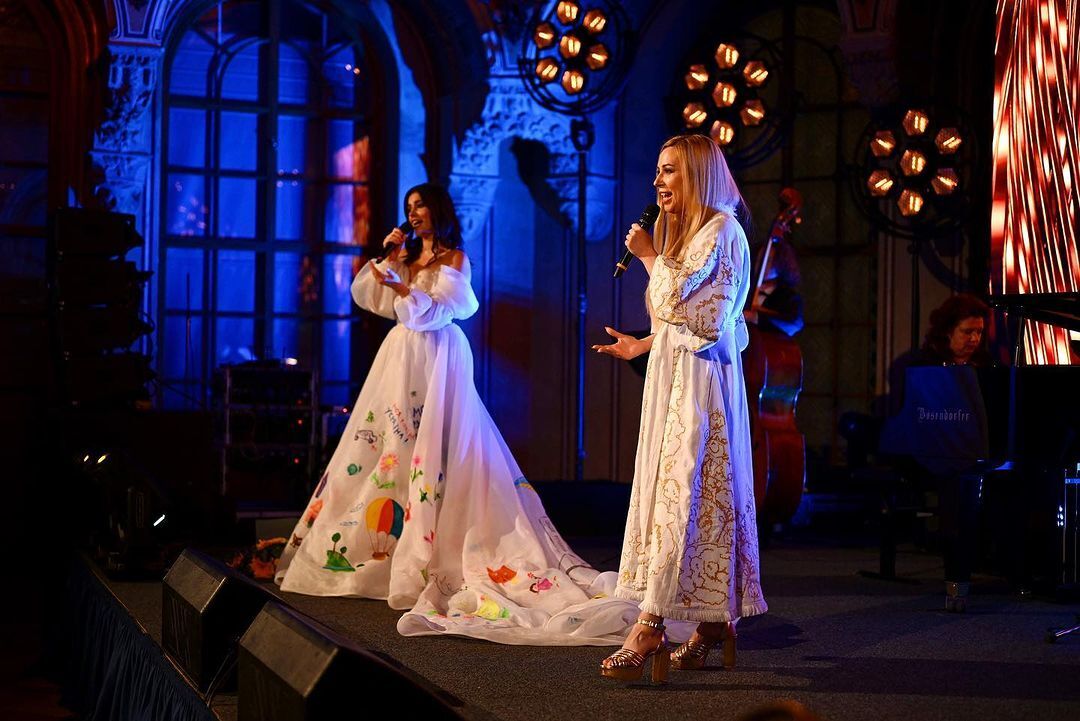 Anhelina Usanowa i Tonia Matwijenko zaśpiewały piosenkę ''Kwiat duszyl''.