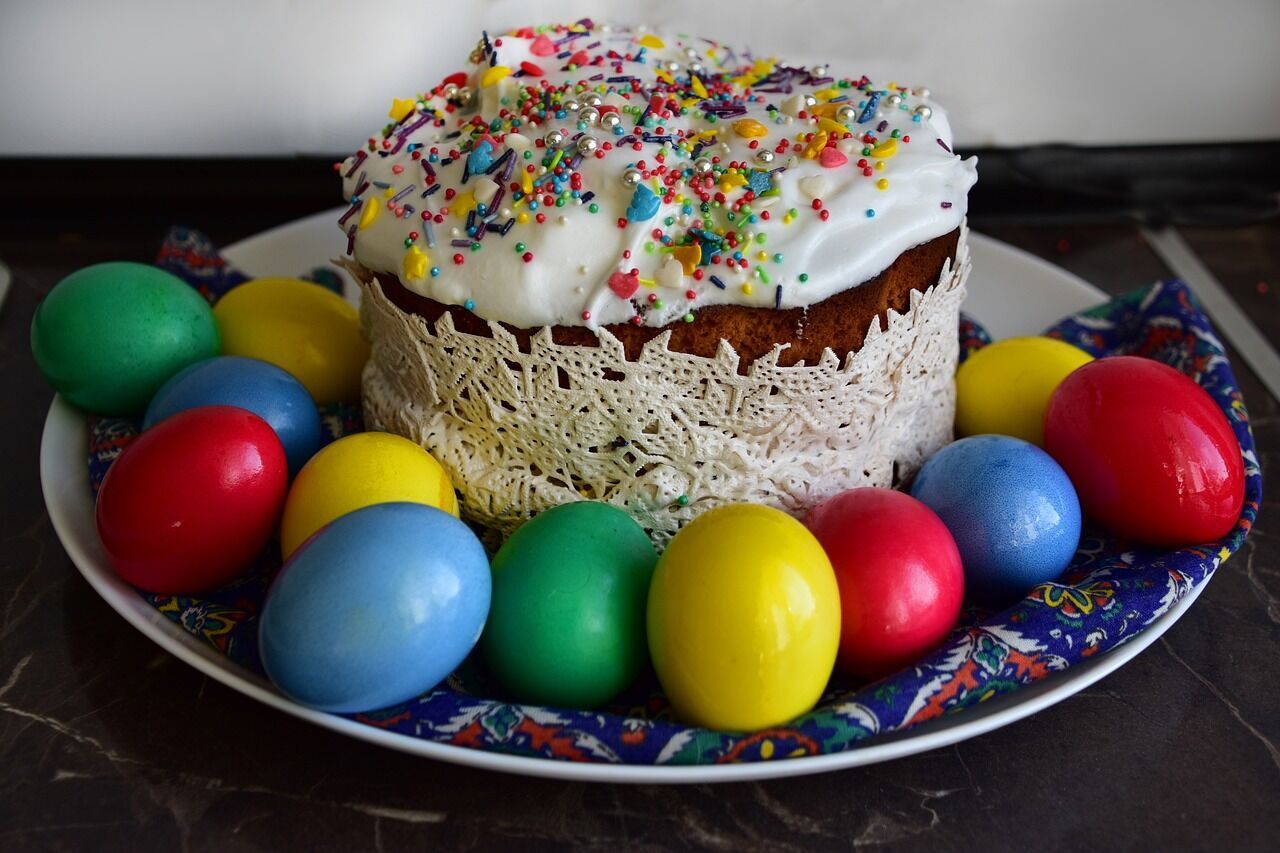 Why does Easter cake crack during baking and what to do to avoid it: tips