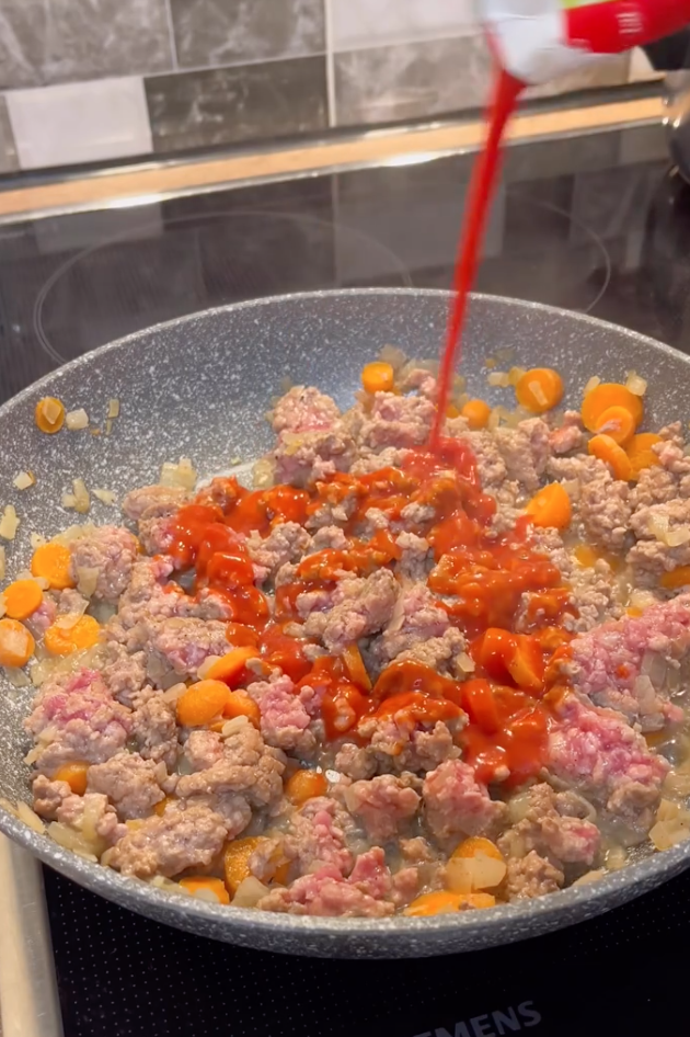 Minced meat with tomato paste