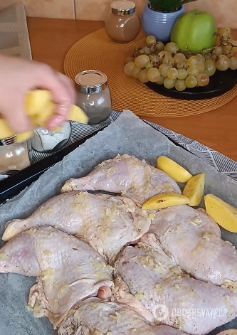 How to cook chicken quarters quickly and with a crispy crust: an easy way
