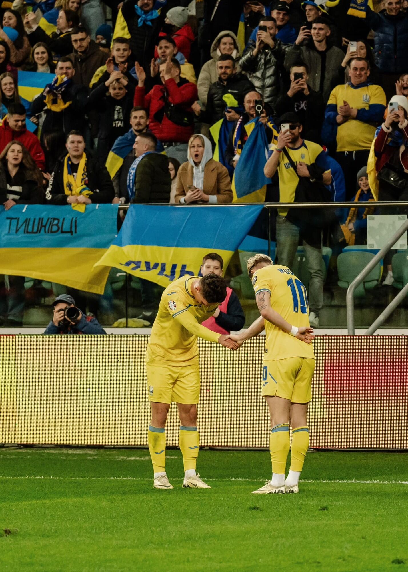 Piłkarze reprezentacji Ukrainy świętują gola.