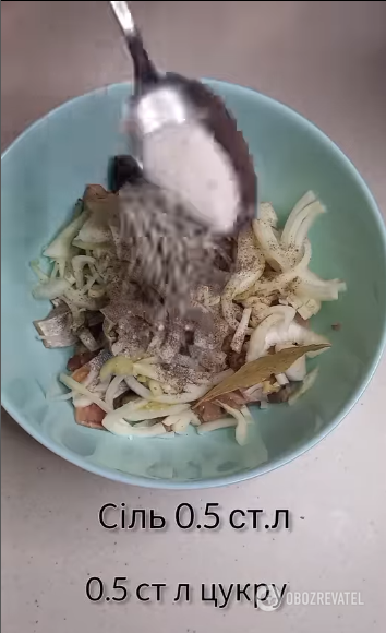 Jak gotować śledzie w pomidorach, aby zachować bogaty czerwony kolor: prosty lifehack