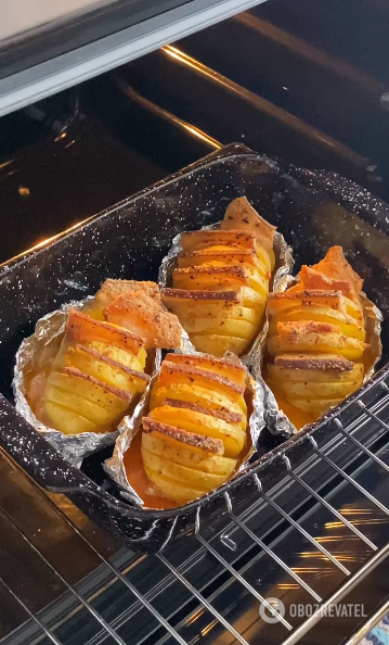 Baked potatoes with bacon in a new way: will turn out juicy and do not need to be peeled