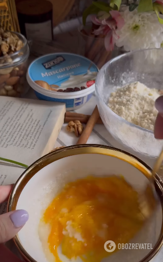 Apple, mascarpone and nut streusel tart: a delicious dessert