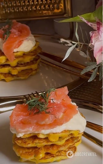 Corn pancakes with cheese sauce and salmon: an interesting dish for breakfast