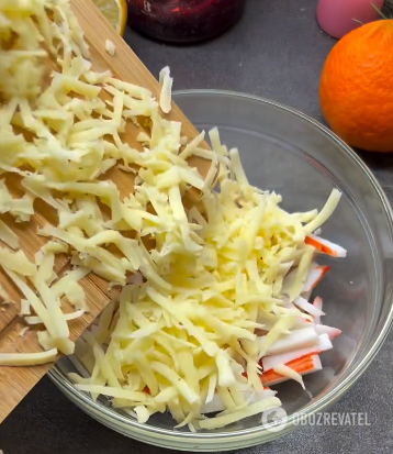 Niedroga sałatka z paluszków krabowych i sera: gotowa w 3 minuty