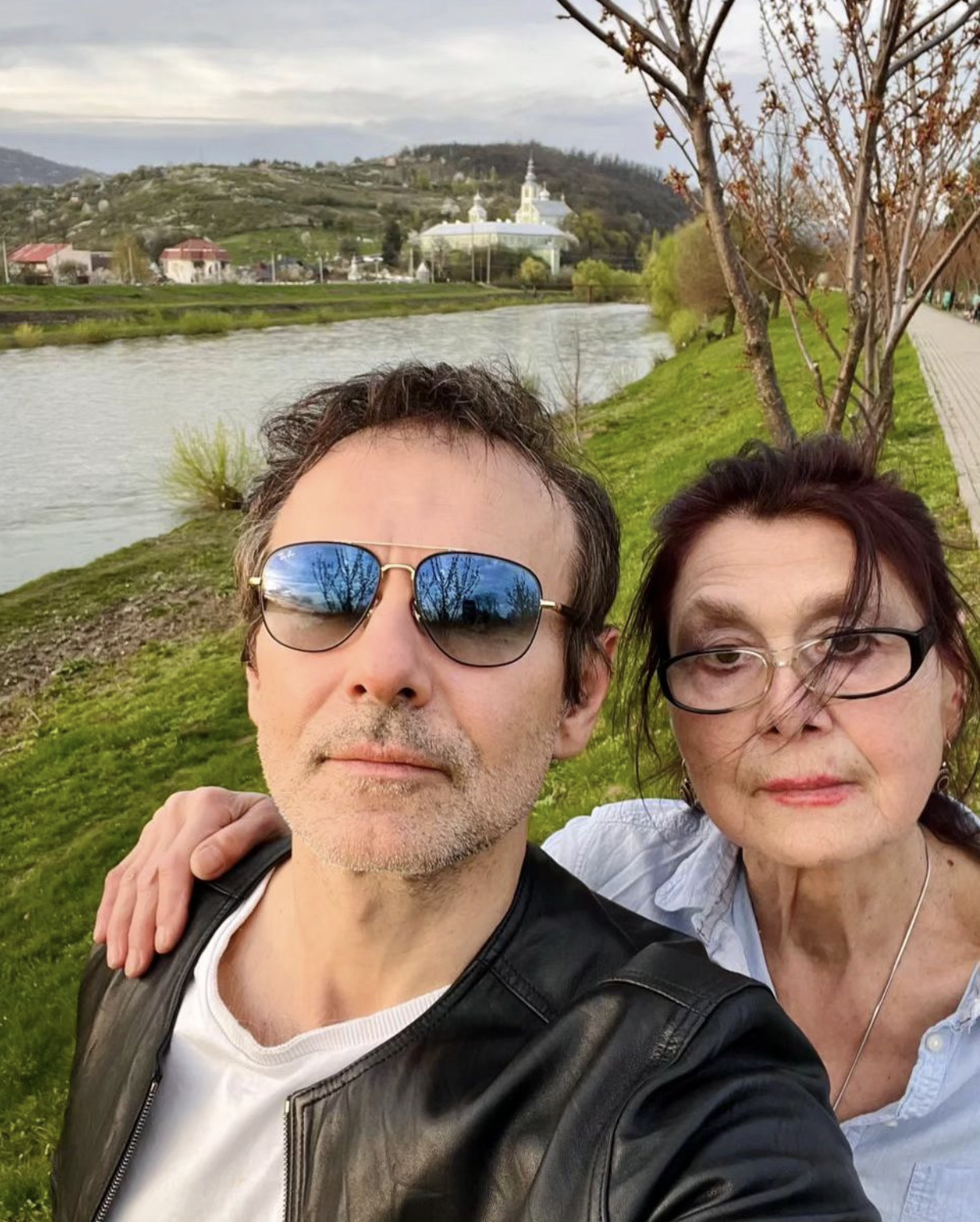 Okean Elzy lead vocalist Svyatoslav Vakarchuk shows a new rare photo with his mom, fascinating fans with their resemblance