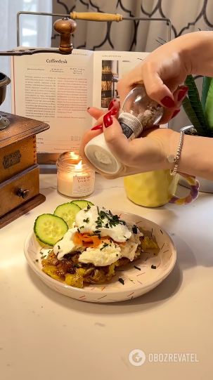 Poached egg on a potato waffle: how to surprise your soul mate in the morning