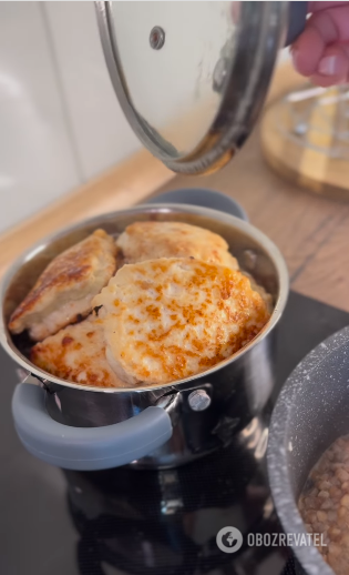 Delicious chicken cutlets: what to add for a delicate texture
