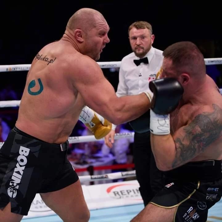 In Poland, a heavyweight went off the rails: he knocked his opponent down and began to finish him off with an elbow. In response, he was hit with a bucket