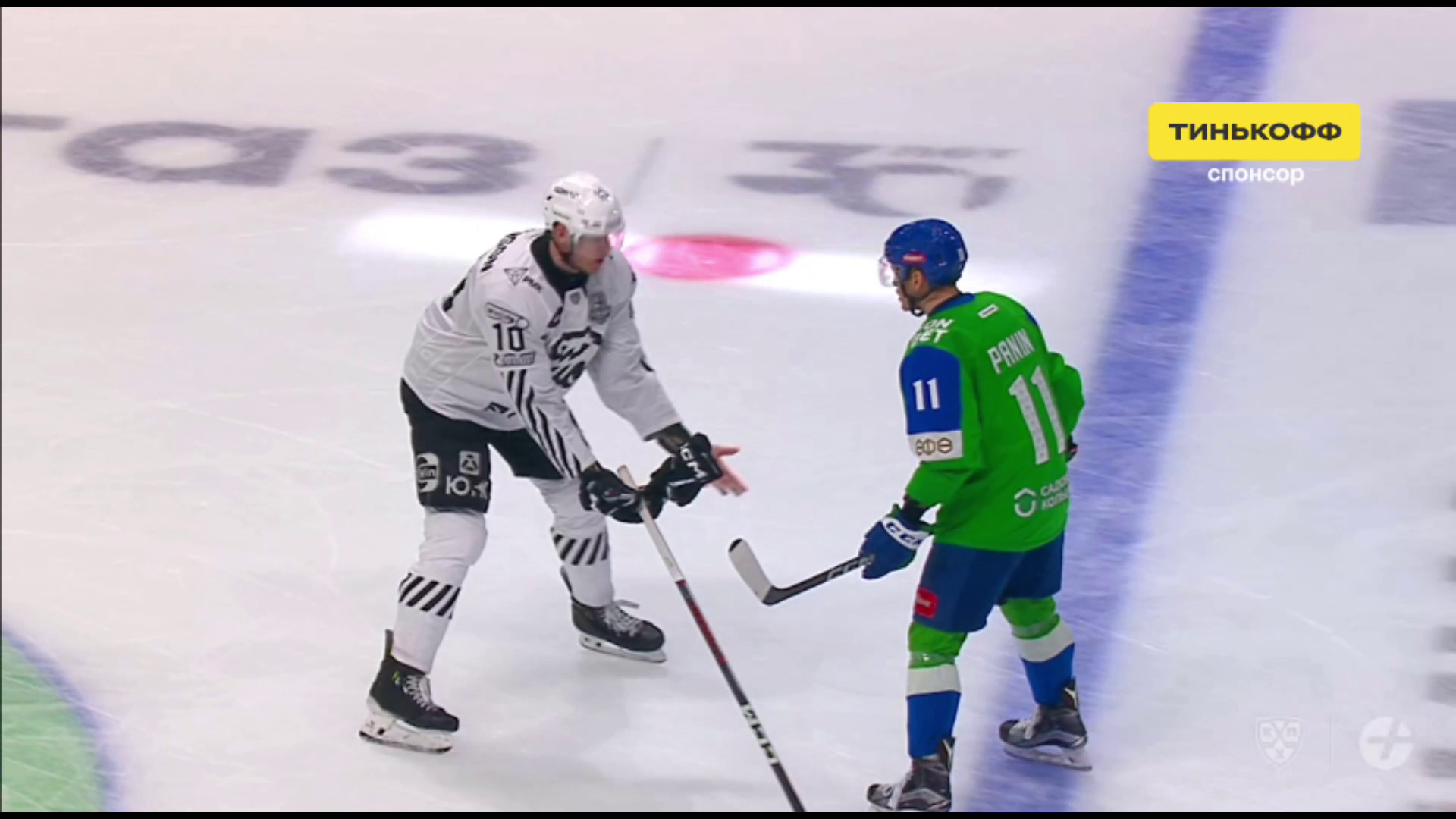 An American hockey player brutally knocked out the Russian champion with his first punch