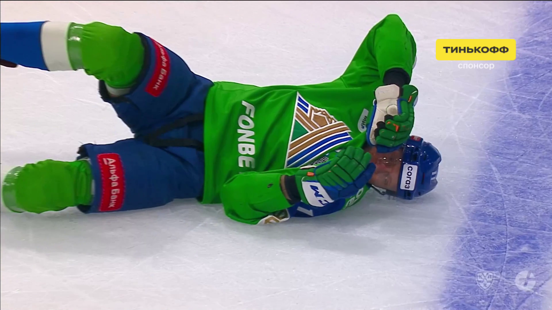 An American hockey player brutally knocked out the Russian champion with his first punch