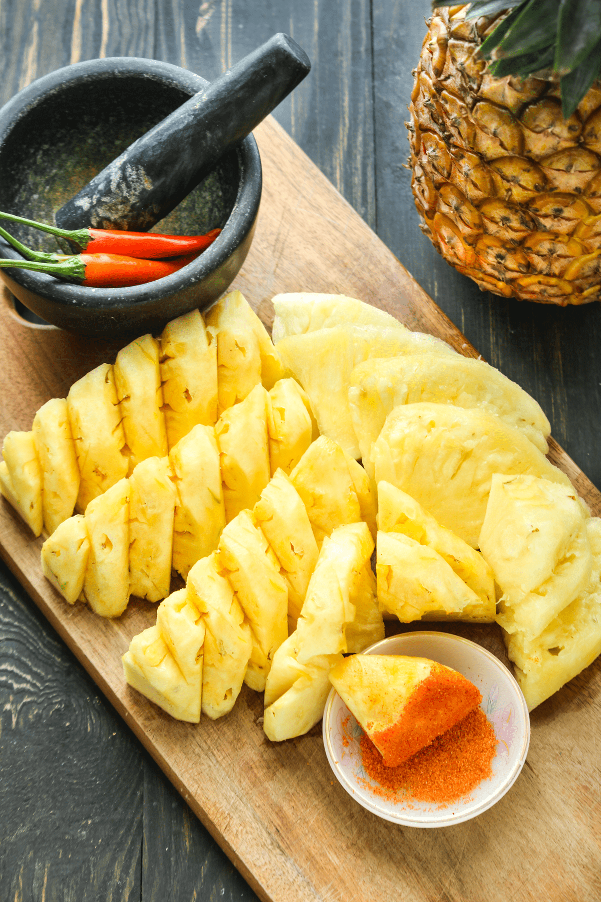 How to quickly peel a pineapple: the simplest technology