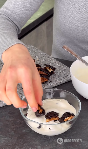 Prunes in sour cream: how to make a cult dessert at home