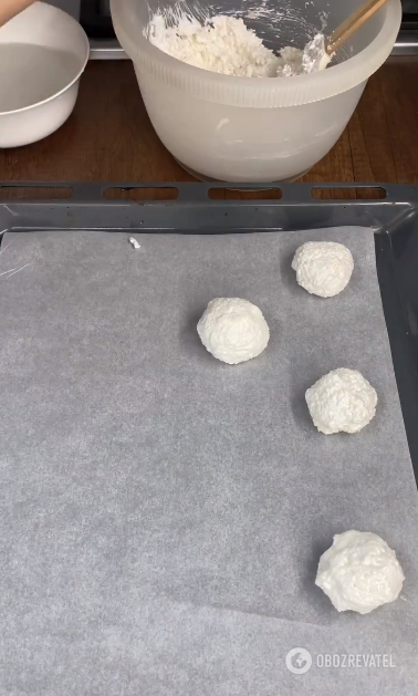Delicious coconut cookies without flour: you only need 4 ingredients