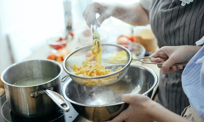 How to cook pasta so that it does not get sticky or boil over: effective tips