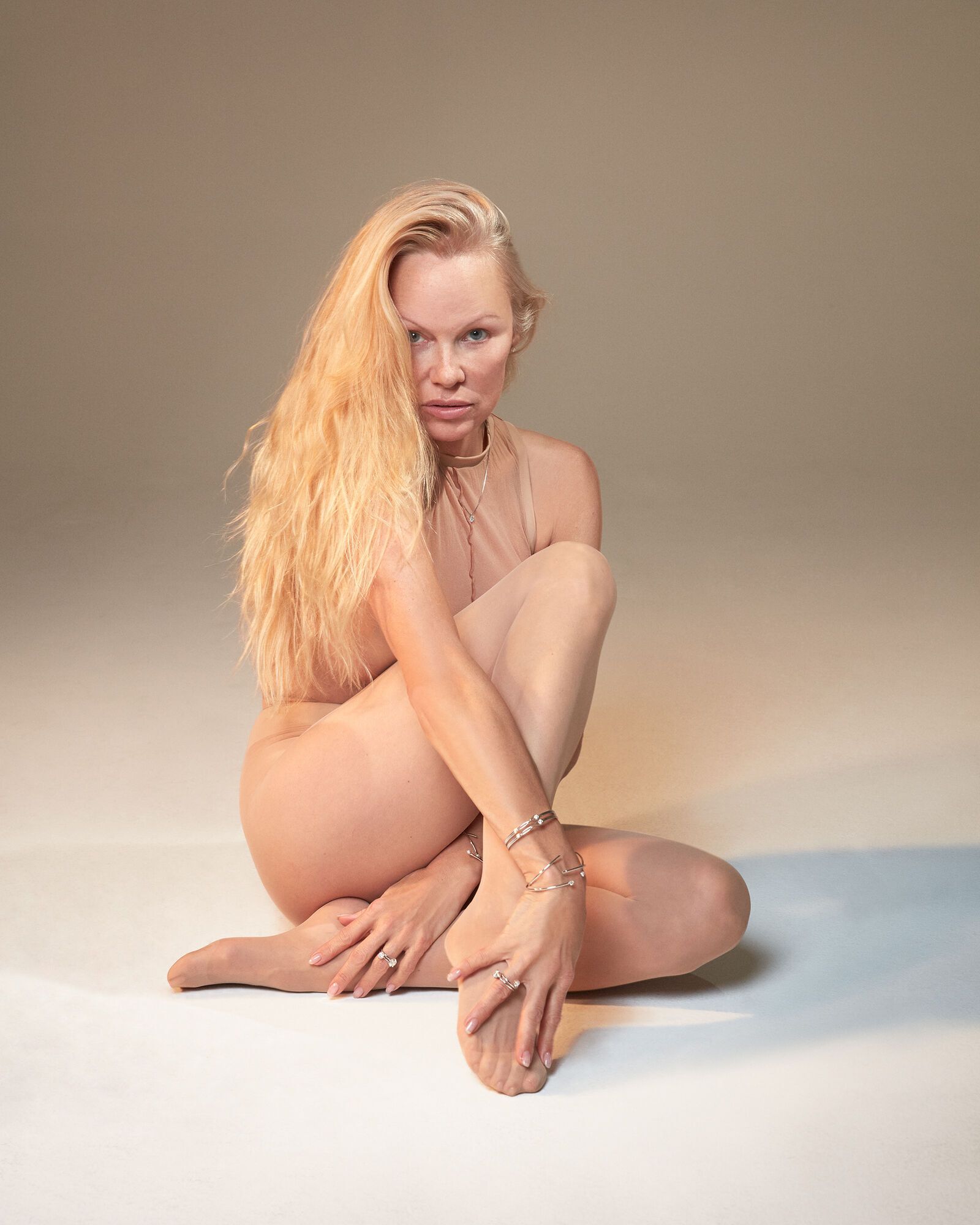 Pamela Anderson bez makijażu rzuciła wyzwanie urodzie nowymi zdjęciami: czy wiesz, jak naprawdę wyglądasz?