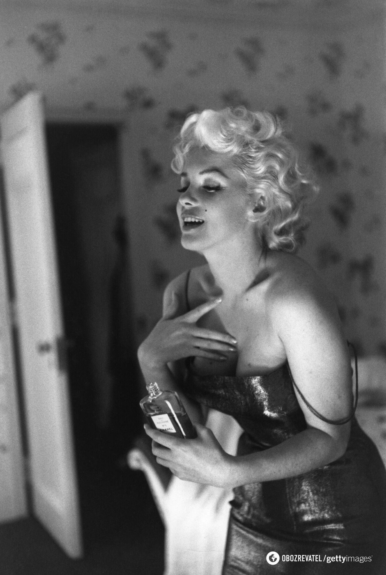 Od Chanel No. 5 do Givenchy: 5 wykwintnych perfum noszonych przez Marilyn Monroe, Audrey Hepburn i inne ikony piękna XX wieku.