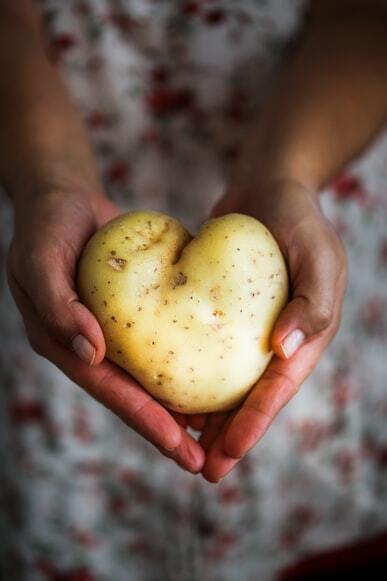 Jak szybko i łatwo obierać ziemniaki: cztery triki