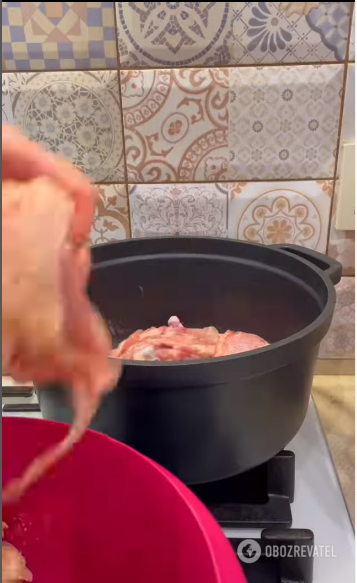 How to cook chicken in wine in French style: it turns out very juicy