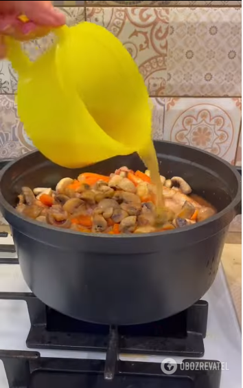 How to cook chicken in wine in French style: it turns out very juicy