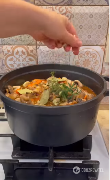How to cook chicken in wine in French style: it turns out very juicy