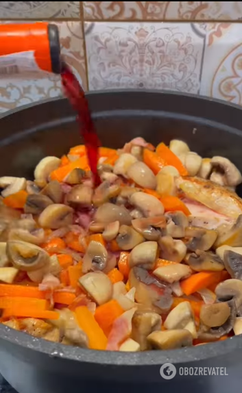 How to cook chicken in wine in French style: it turns out very juicy