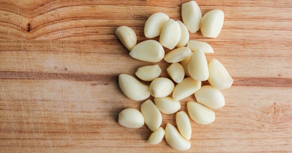 How to add garlic to dishes