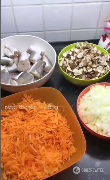 How to cook hake to make it soft and juicy: with vegetables and mushrooms