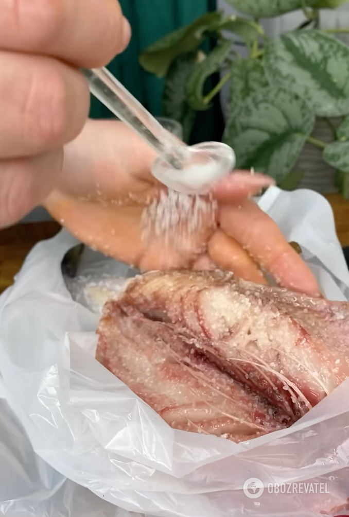Cooking fish with salt