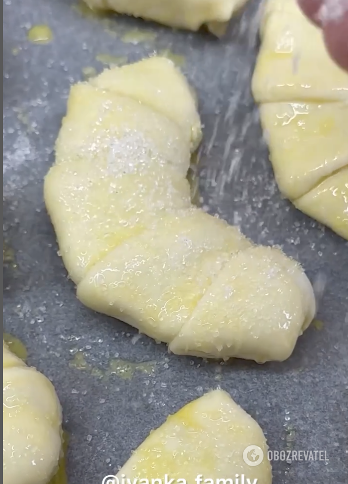 Cooking bagels with apples