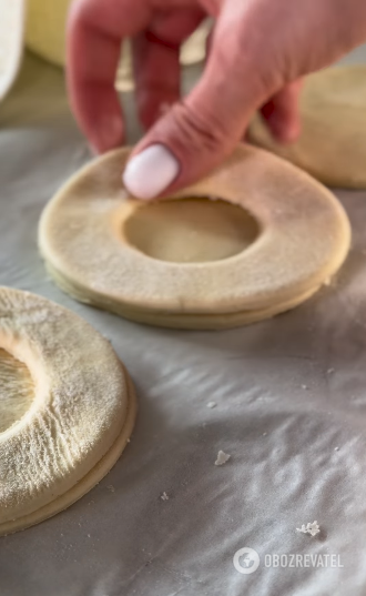 Quick ready-made puff pastry buns with custard: when you're short of time to make a dessert