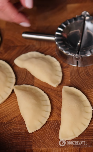 How to cook and serve dumplings with cabbage in an unusual way: a new vision of a familiar dish