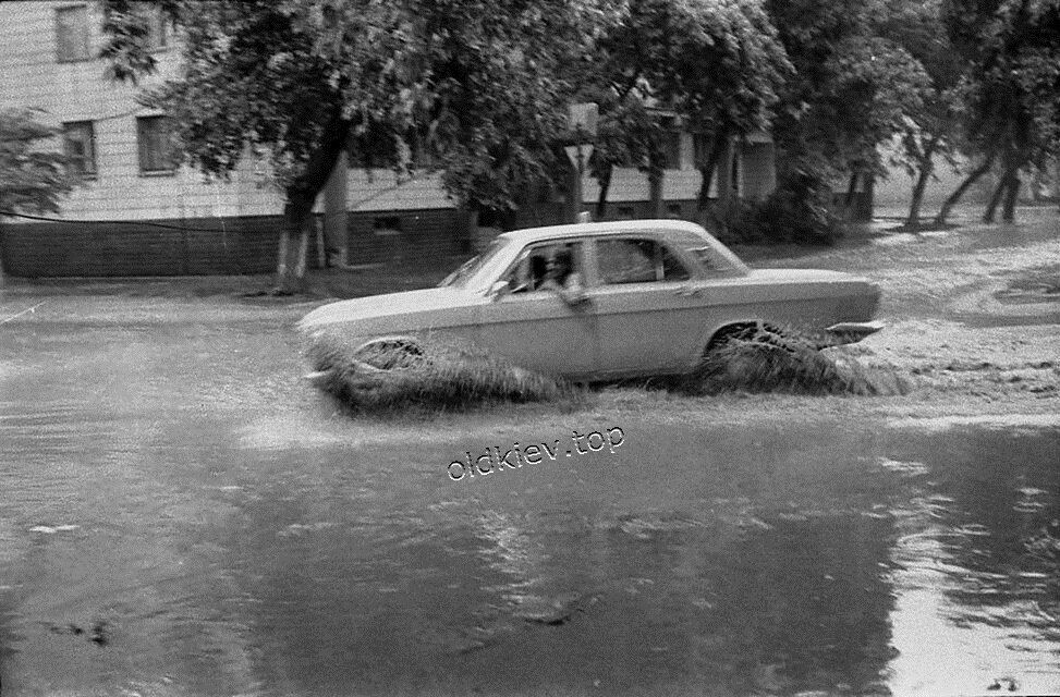 Netizens showed how the 1979 flood turned Kyiv Podil into Italian Venice. Photo